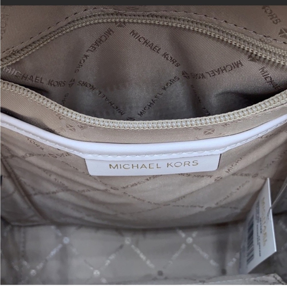 Michael Kors Jaycee Medium
Pebbled Leather Backpack Light
Cream - Picture 12 of 15